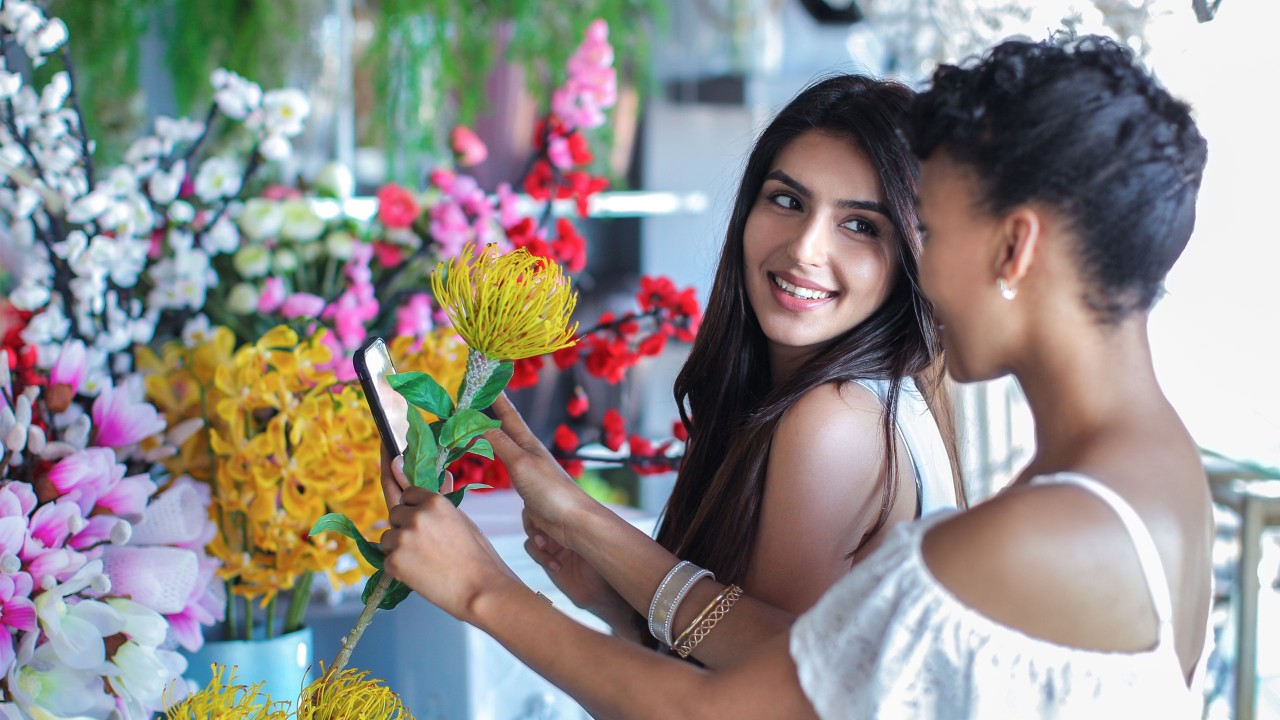 young woman working in her flower shop; image used for HSBC International Services article Life abroad work like a boss. 